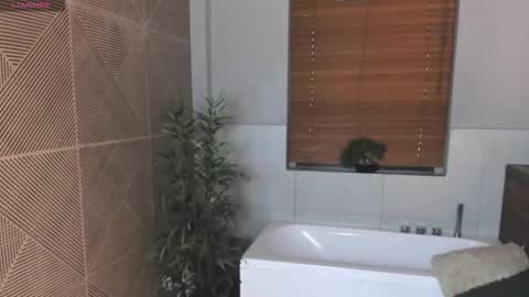 Snapshot of isasanders chatting on October 19, 7:47 pm I S A  S AN D E R S  online show from October 19, 7:47 pm