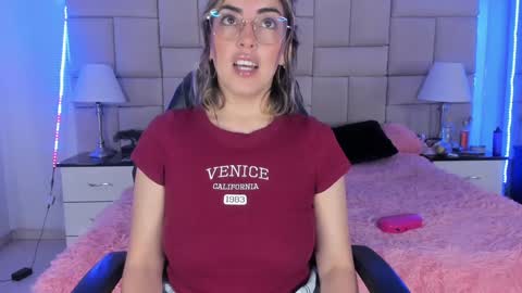 Snapshot of isis_loveyes_ chatting on December 7, 7:21 pm Pauli online show from December 7, 7:21 pm