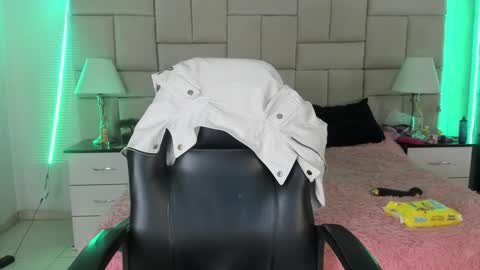 Snapshot of isis_loveyes_ chatting on December 16, 7:21 pm Pauli online show from December 16, 7:21 pm