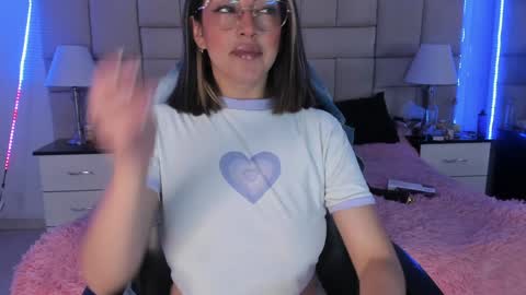 Snapshot of isis_loveyes_ chatting on December 17, 9:16 pm Pauli online show from December 17, 9:16 pm