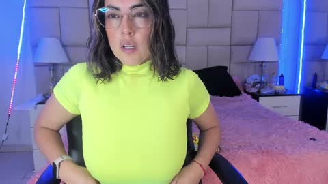 Snapshot of isis_loveyes_ chatting on December 23, 8:57 pm Pauli online show from December 23, 8:57 pm