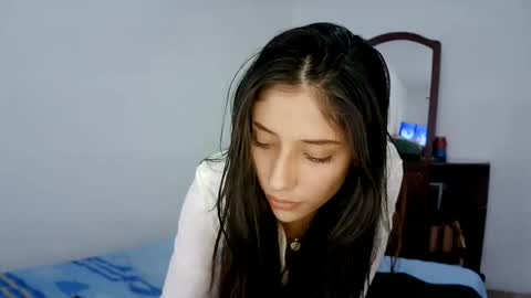 Snapshot of isis_pink chatting on January 7, 5:31 pm Alaya online show from January 7, 5:31 pm