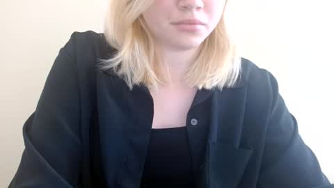 Snapshot of isla00 chatting on July 6, 6:10 am Isla online show from July 6, 6:10 am