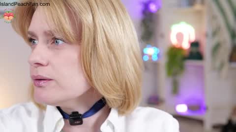 Lou  Peaches online show from April 3, 2:04 pm