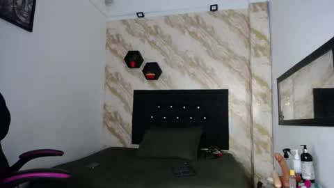 Snapshot of issa__love chatting on May 23, 12:20 pm issa online show from May 23, 12:20 pm
