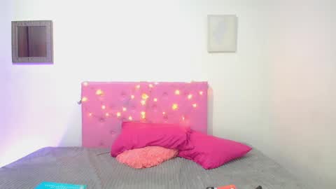 issa_kitty online show from February 5, 6:26 pm