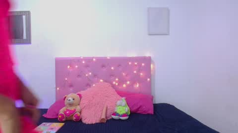 issa_kitty online show from February 18, 6:47 pm