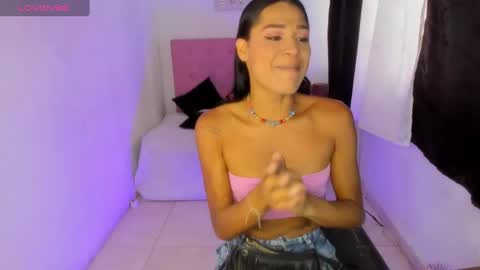 Snapshot of issa_kitty chatting on October 7, 5:32 pm issa_kitty online show from October 7, 5:32 pm