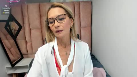 Snapshot of issa_milf__ chatting on February 12, 5:19 pm ISSA MILF online show from February 12, 5:19 pm