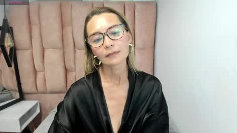 Snapshot of issa_milf__ chatting on April 18, 7:58 pm ISSA MILF online show from April 18, 7:58 pm