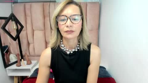 Snapshot of issa_milf__ chatting on April 29, 3:05 pm ISSA MILF online show from April 29, 3:05 pm