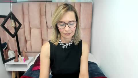 Snapshot of issa_milf__ chatting on April 29, 5:30 pm ISSA MILF online show from April 29, 5:30 pm