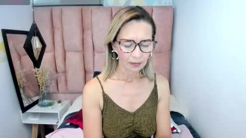 Snapshot of issa_milf__ chatting on May 14, 1:40 pm ISSA MILF online show from May 14, 1:40 pm