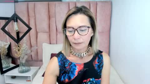 Snapshot of issa_milf__ chatting on May 22, 3:50 pm ISSA MILF online show from May 22, 3:50 pm