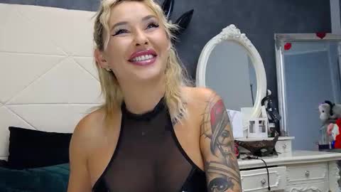 IssaSmyth online show from October 4, 6:55 am