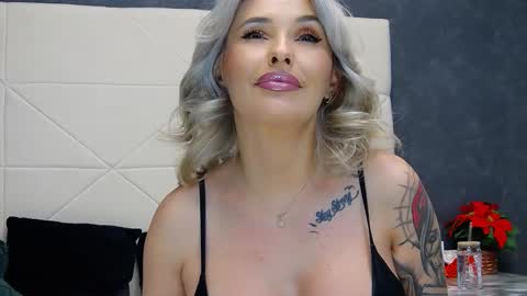 IssaSmyth online show from January 10, 4:09 pm