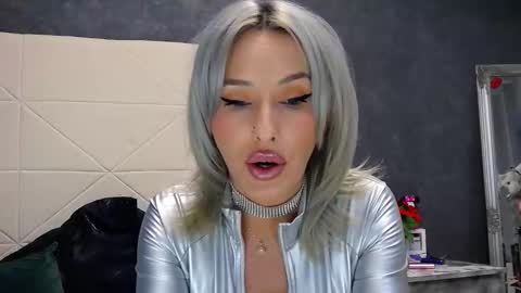 IssaSmyth online show from April 25, 7:33 am