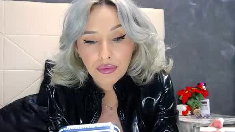 IssaSmyth online show from May 16, 7:27 am