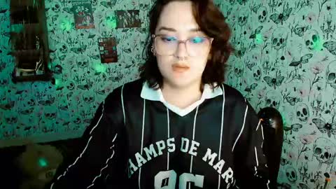 Yiz online show from May 15, 11:23 pm