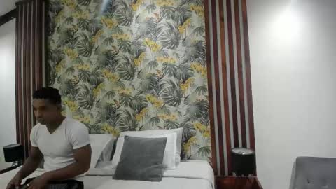 Snapshot of italomoore chatting on September 19, 11:11 am Italo Moore online show from September 19, 11:11 am