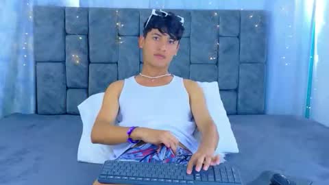 ithan_kingtwin online show from May 10, 1:38 pm