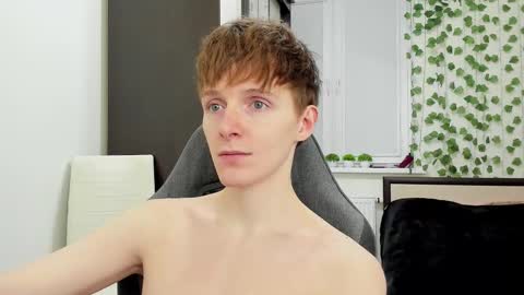 Snapshot of ithan_red chatting on February 1, 6:06 pm Ethan online show from February 1, 6:06 pm