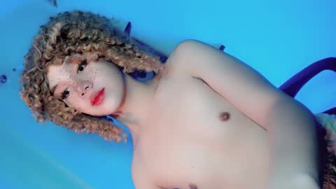 Snapshot of its_me_ezzie chatting on January 29, 6:28 pm EZZIE online show from January 29, 6:28 pm