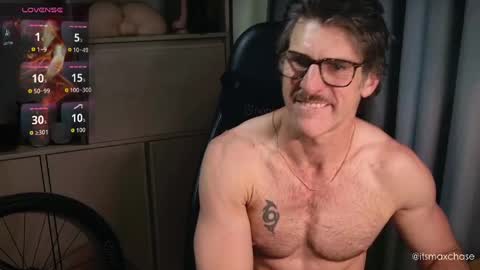 Snapshot of itsmaxchase chatting on April 11, 1:37 pm itsmaxchase online show from April 11, 1:37 pm