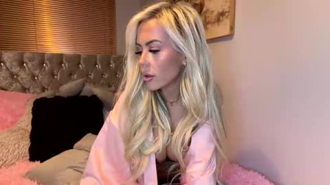 Snapshot of itsmelolax chatting on March 26, 8:03 pm Lola online show from March 26, 8:03 pm