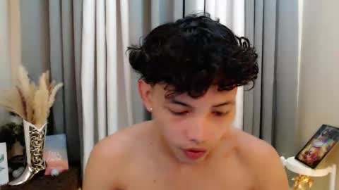 Snapshot of itzme_curlyalvin chatting on March 18, 11:13 am alvin pandoy online show from March 18, 11:13 am