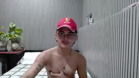 Snapshot of itzme_dex chatting on April 2, 4:48 pm itzme_dex online show from April 2, 4:48 pm