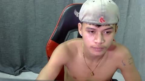 Snapshot of itzme_john chatting on April 1, 1:52 pm itzme_john online show from April 1, 1:52 pm