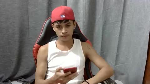 Snapshot of itzme_john chatting on April 3, 7:01 pm itzme_john online show from April 3, 7:01 pm