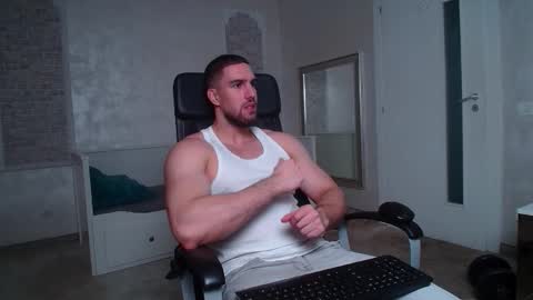 IvanHydee online show from December 4, 5:50 am