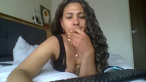 Snapshot of ivonne_collins33 chatting on September 14, 3:22 pm ivonne_collins33 online show from September 14, 3:22 pm