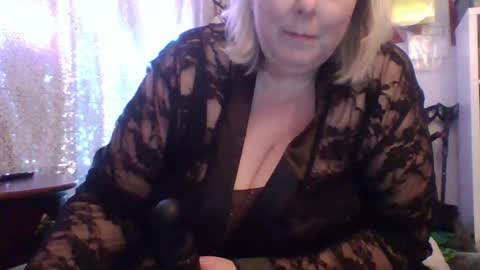 ivyjane3522 online show from June 14, 2:24 am