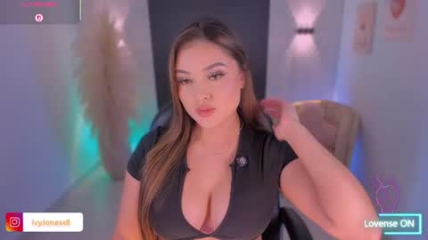 Snapshot of ivyjonesx chatting on June 12, 5:34 pm Ivy online show from June 12, 5:34 pm