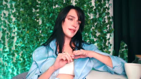 Snapshot of ivyjonson chatting on December 15, 3:31 pm Miss Ivy online show from December 15, 3:31 pm