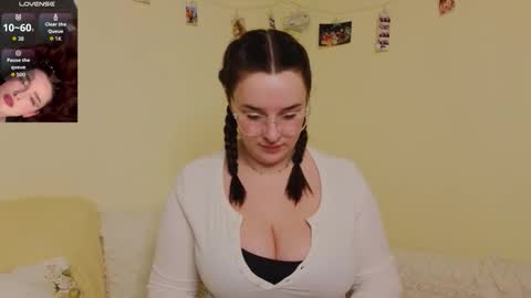 Snapshot of iwi_wi_wi chatting on March 2, 11:33 pm Daisy online show from March 2, 11:33 pm