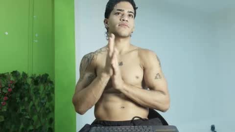 izaack online show from April 26, 3:37 am