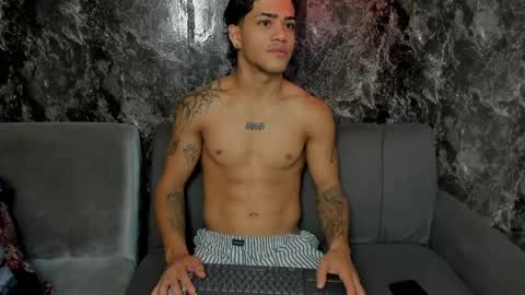 izaack online show from April 28, 1:27 pm