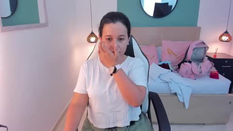 Snapshot of izaro_22 chatting on December 6, 7:23 pm Iza online show from December 6, 7:23 pm