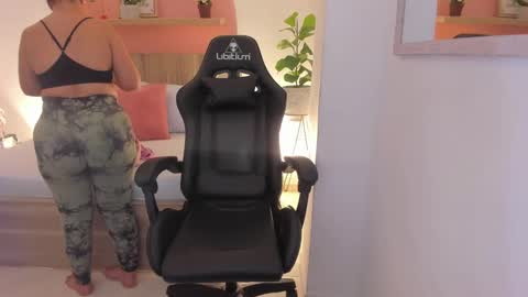 Snapshot of izaro_22 chatting on December 7, 2:09 am Iza online show from December 7, 2:09 am