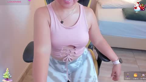 Snapshot of izaro_22 chatting on December 22, 12:17 am Iza online show from December 22, 12:17 am