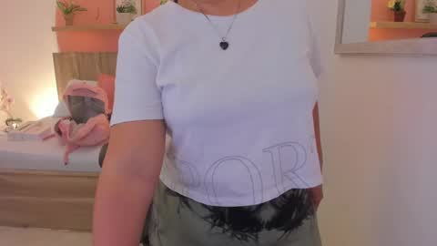 Snapshot of izaro_22 chatting on January 3, 2:32 am Iza online show from January 3, 2:32 am