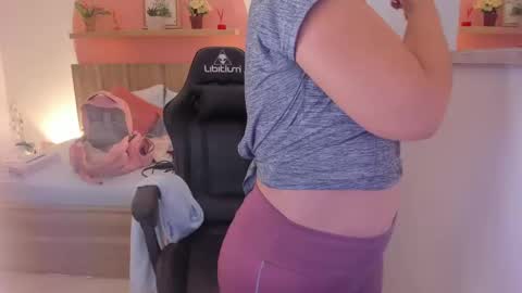 Snapshot of izaro_22 chatting on January 8, 2:25 am Iza online show from January 8, 2:25 am