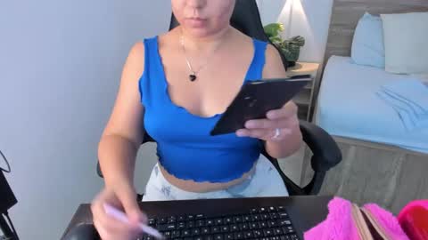 Snapshot of izaro_22 chatting on January 23, 7:40 pm Iza online show from January 23, 7:40 pm