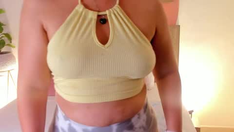 Snapshot of izaro_22 chatting on January 28, 5:11 am Iza online show from January 28, 5:11 am