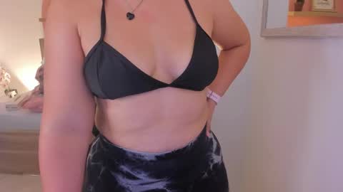 Snapshot of izaro_22 chatting on February 12, 2:03 am Iza online show from February 12, 2:03 am