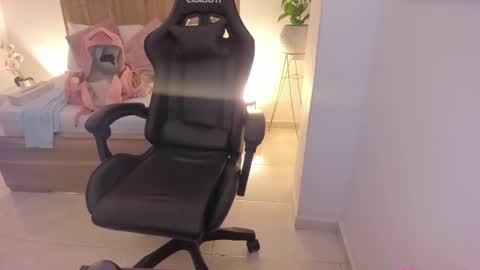 Snapshot of izaro_22 chatting on February 15, 2:15 am Iza online show from February 15, 2:15 am